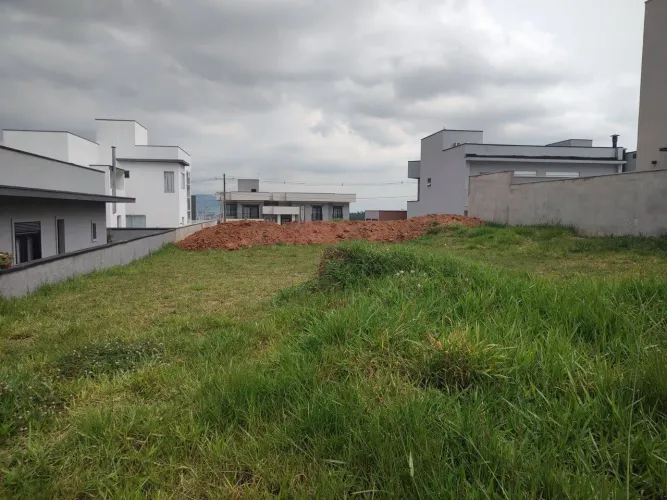 Terreno em Condomínio de Luxo em Jundiaí-SP, Bairro Vale Azul I: 450m² de Oportunidade Úni