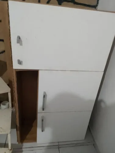 Armário de cozinha três portas branco com marrom *
