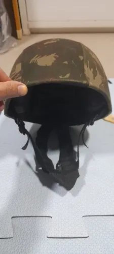 Capacete camuflado de fibra