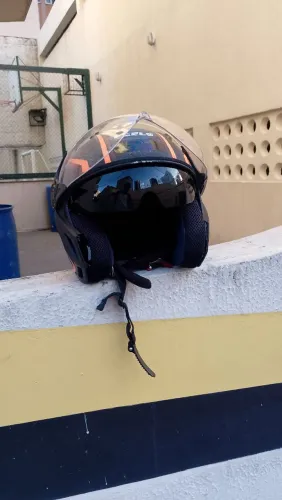 Capacete com lente escura interna PEELS