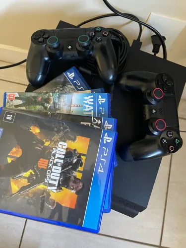 Ps4 em perfeito funilcionamento 2 controles e 3 jogos 
