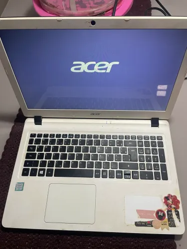 Nootbook Acer com Intel i3-6100U e 4 GB de RAM