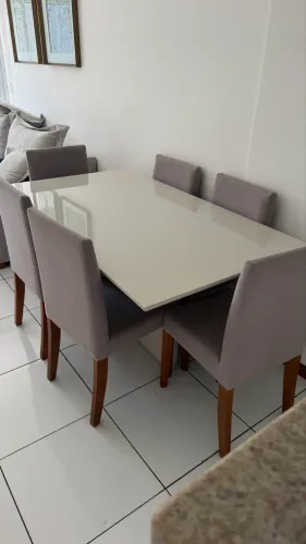 Mesa com 6 cadeiras tampo de madeira e vidro