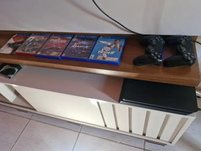 Ps4 com dois controles, 1 terá de memória e vários jogos