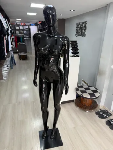 Manequim fibra feminino preto brilhoso