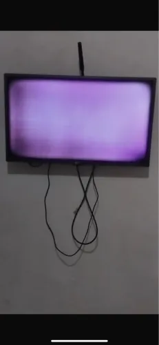 Título: TV 32" com Tela Roxa - Para Retirada de Peças*
