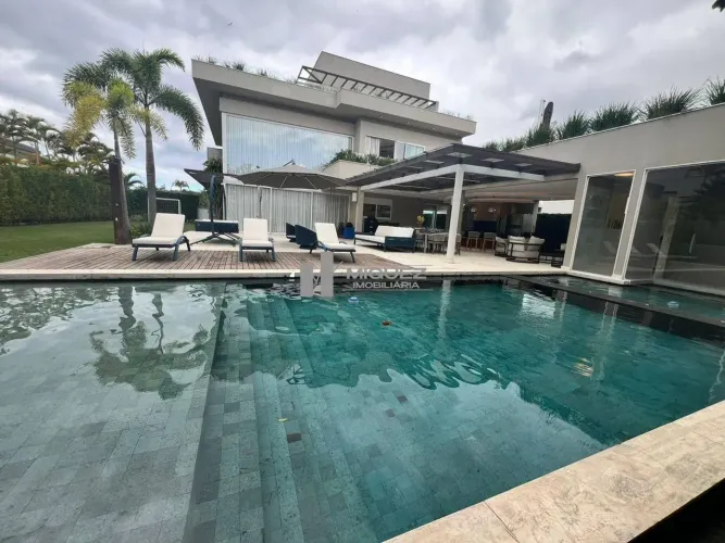 Casa Triplex de Alto Padrão à Venda no Condomínio Alphaville Barra da Tijuca  6 Suítes, 90