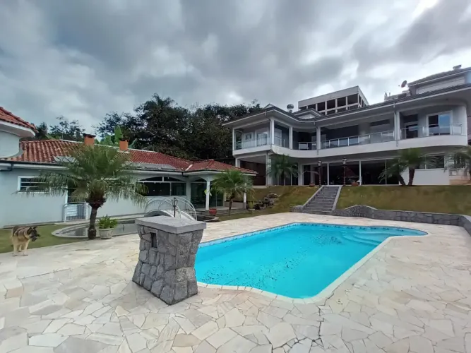 Excelente casa estilo chácara dentro da cidade de Poços de Caldas MG.