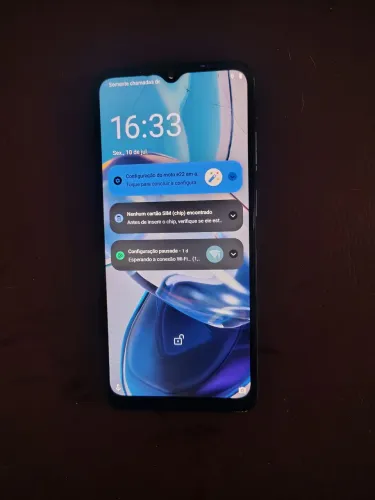 Moto E 22 funcionando perfeitamente,vai carregador apenas um trinco mais não atrapalha