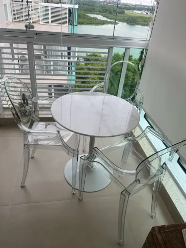 Conjunto de mesa Saarinen e cadeiras Ghost transparentes 