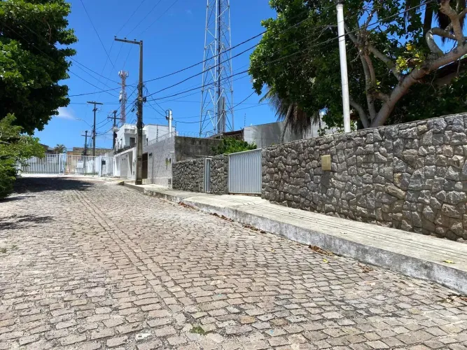 Casa 4/4 em Rua Privativa com portaria 24h Terreno 800m² - Lagoa Nova