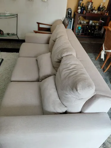 Lindo sofá cama, três lugares e feito a linho