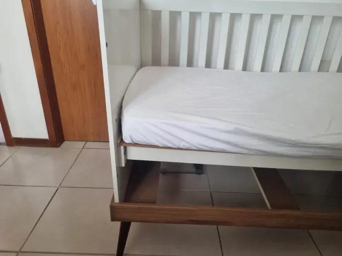 Berço  com Colchão, com Dispositivo Anti Refluxo, Regulagem de Altura e Grades de Proteção