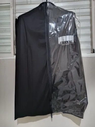 Terno preto número 42, semi novo.