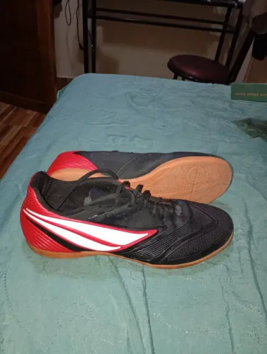 Tênis de futsal 44