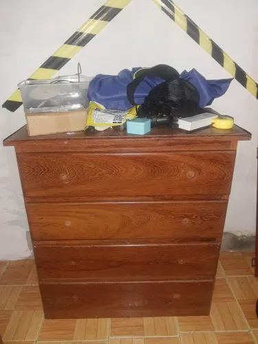 cômoda 4 gavetas de madeira maciça