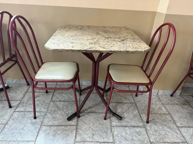 Conjunto de mesas e cadeiras para restaurante e lanchonete