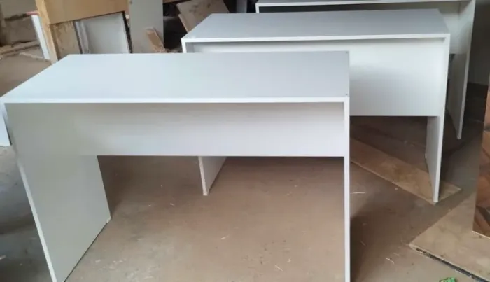 Mesa/Escrivaninha em  MDF, em promoção. tamanho 1.10x48x76