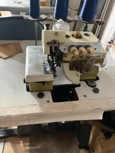 Máquina overlock Rinaldi