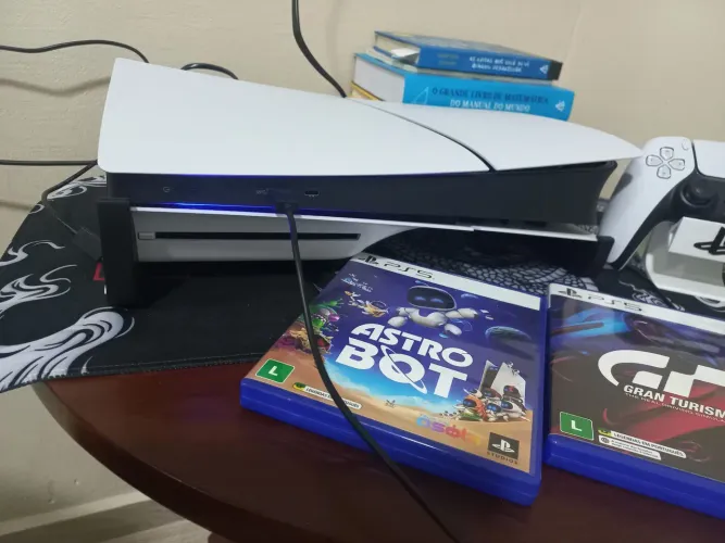 PS5 SLIM DISK 1TB VEM COM 2 JOGOS PESANDO APROXIMADAMENTE 4 QUILOS COM A CAIXA