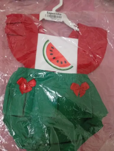 Roupas de bebê novas com etiqueta - 5 peças com: 3 Salopetes e 2 Rompers
