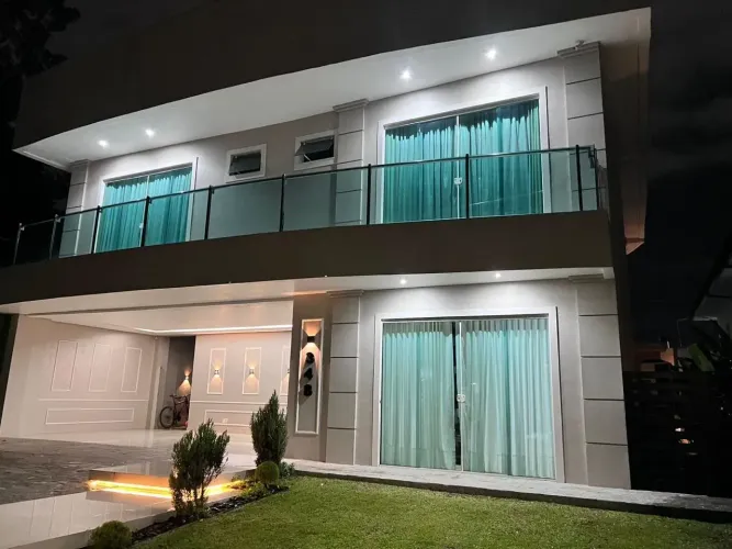 Casa para venda possui 4 suítes, ampla em Parque Verde - Belém - PA
