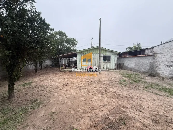 Casa com espaço de terreno em Canoas