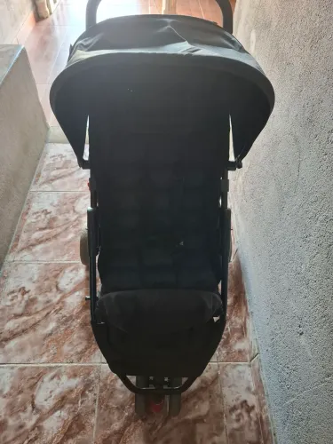 VENDE-SE CARRINHO DE BEBÊ+ BEBÊ CONFORTO