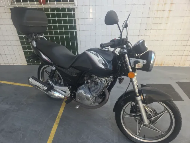 Vendo Suzuki 125 yes preta por 6 mil