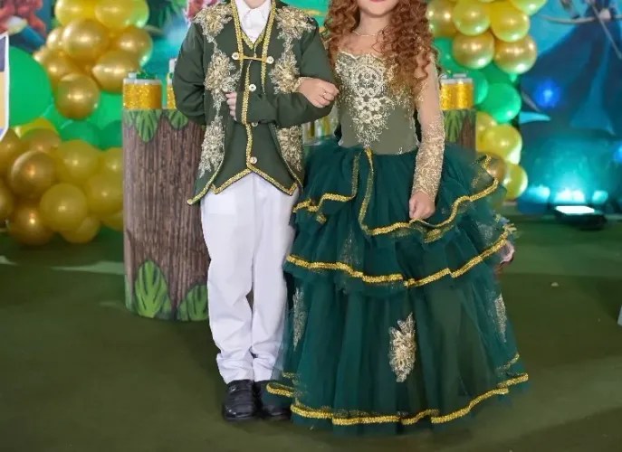 Roupa de Princesa e príncipe