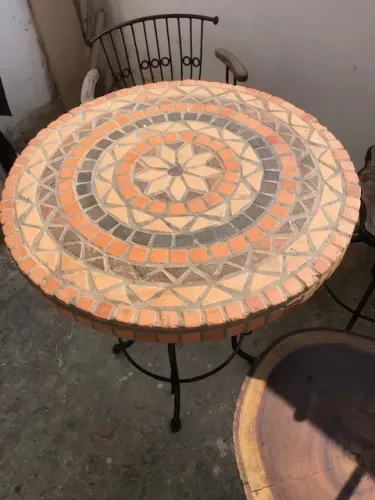 Jogo de mesa de apoio com base em ferro e tampo em cerâmica