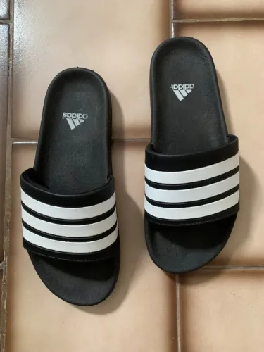 Chinelo Adidas Slide Preto com Listras Brancas em Ótimo Estado