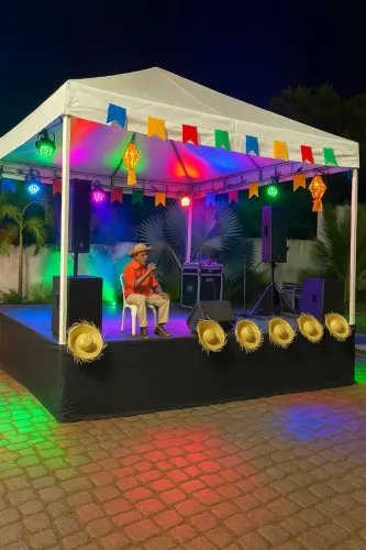 Palco tenda e luz arraial 