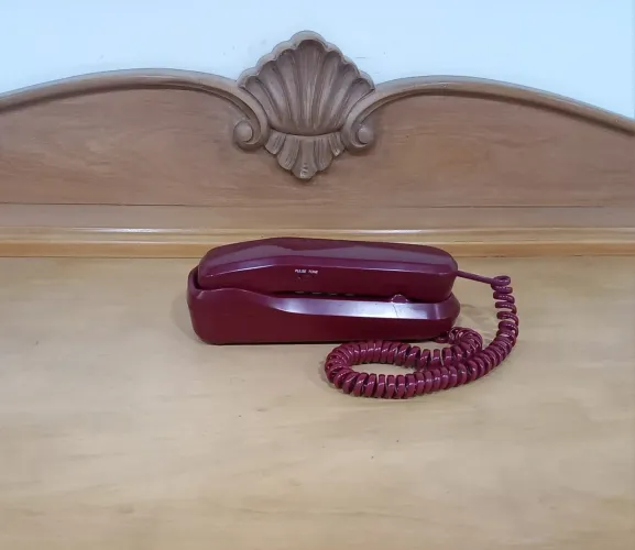 Telefone na cor vinho (rara) - vintage / Revisado e higienizado , pronto para uso!