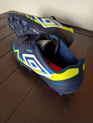 Chuteira Umbro 42 futebol Campo