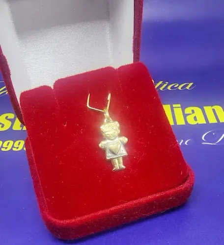 Pingente Boneca Menina com Coração Detalhes Ouro Amarelo e Branco 18 Kilates Peso 0.44 Gra