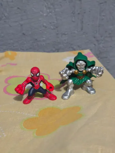 Dupla bonecos Marvel Homem Aranha e Dr Doom 