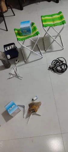 Caixa com sapatos, cadeira, cantoneira, extensão, válvula de pia,pregos e parafusos doacao