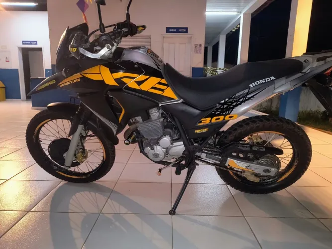 Vendo moto XRE 300 Adventure