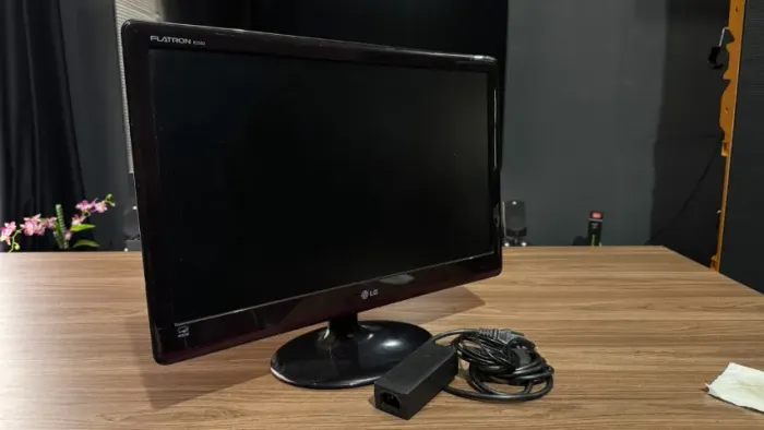 Monitor LED 23" LG Flatron E2350V Full HD HDMI (Excelente Estado)