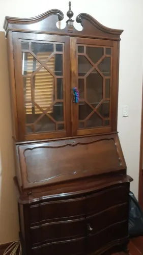  Escrivaninha clássica em madeira maciça, com  portas superior em vidro para livros   