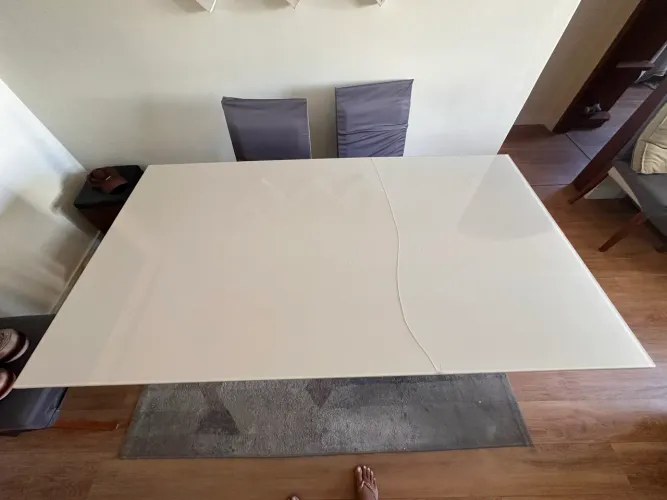 Mesa de madeira com tampão de vidro