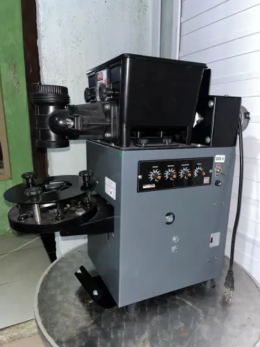 Máquina modeladora de salgados