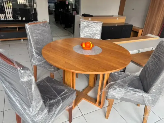 MESA DE JANTAR COM TAMPO REDONDO EM MDF/ 4 CADEIRAS DE MADEIRA MACIÇA