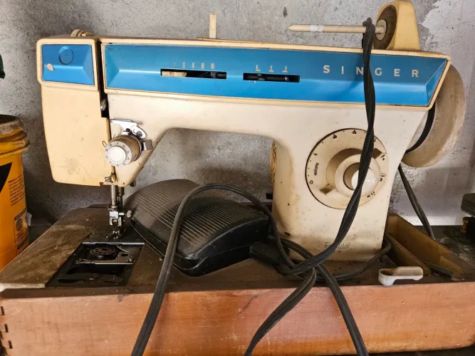 Maquina de Costura Singer com Pedal