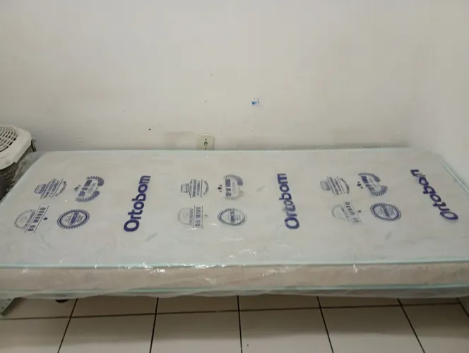 Colchão solteiro seminovo.