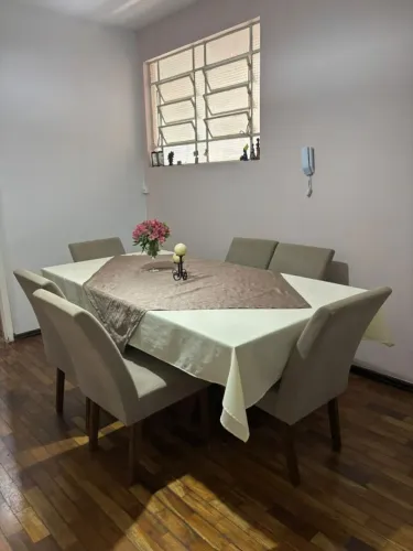 Mesa e cadeiras