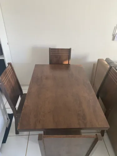 Vende-se mesa quatro cadeiras