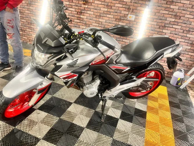 Moto em ótimo estado de conservação e peças originais!