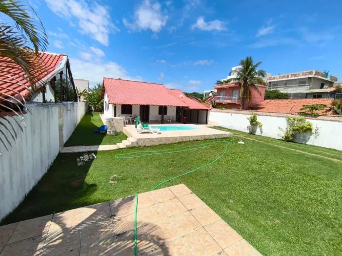 Casa independente na quadra da praia, em Itaúna